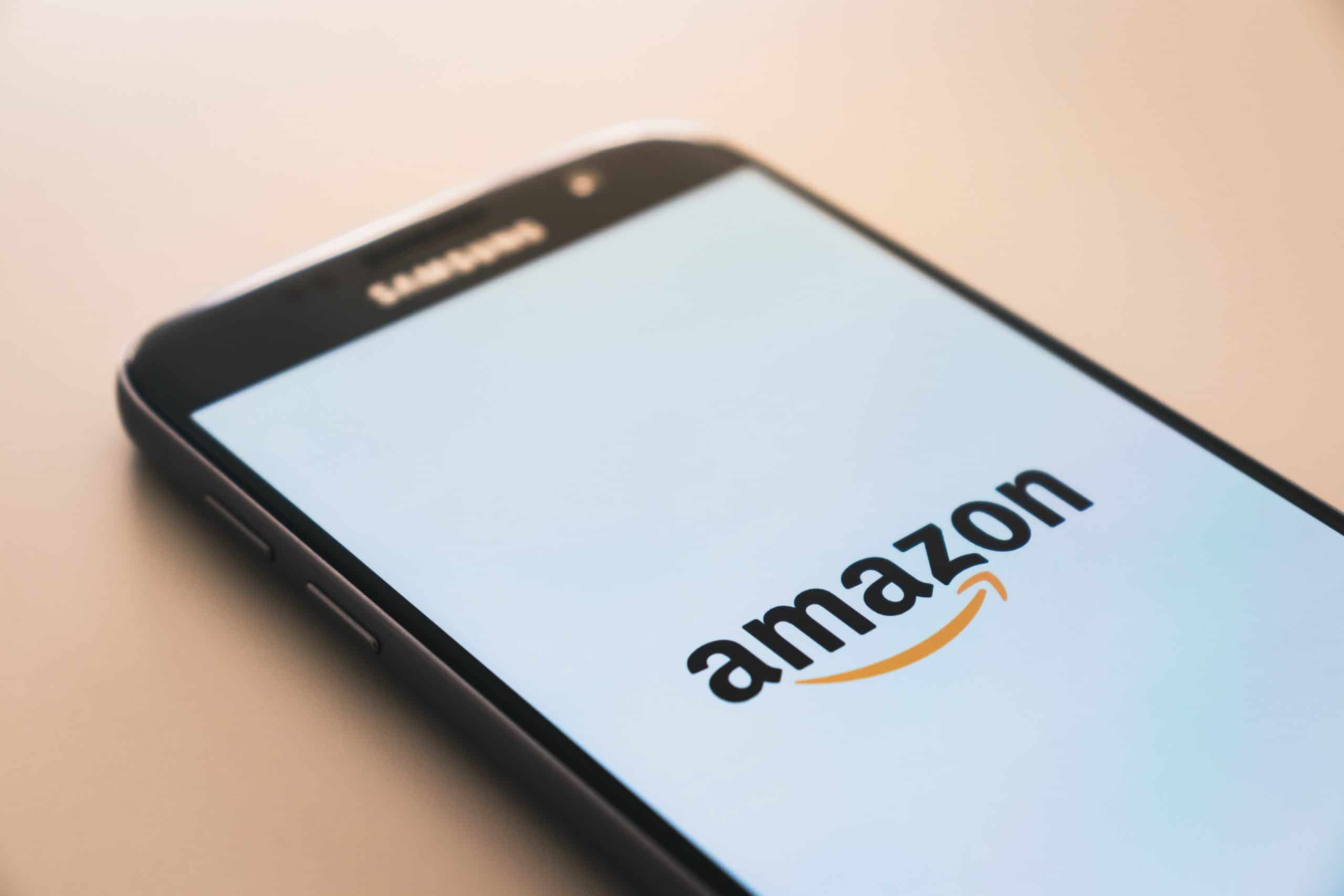 La imagen muestra teléfono celular con el logo de Amazon